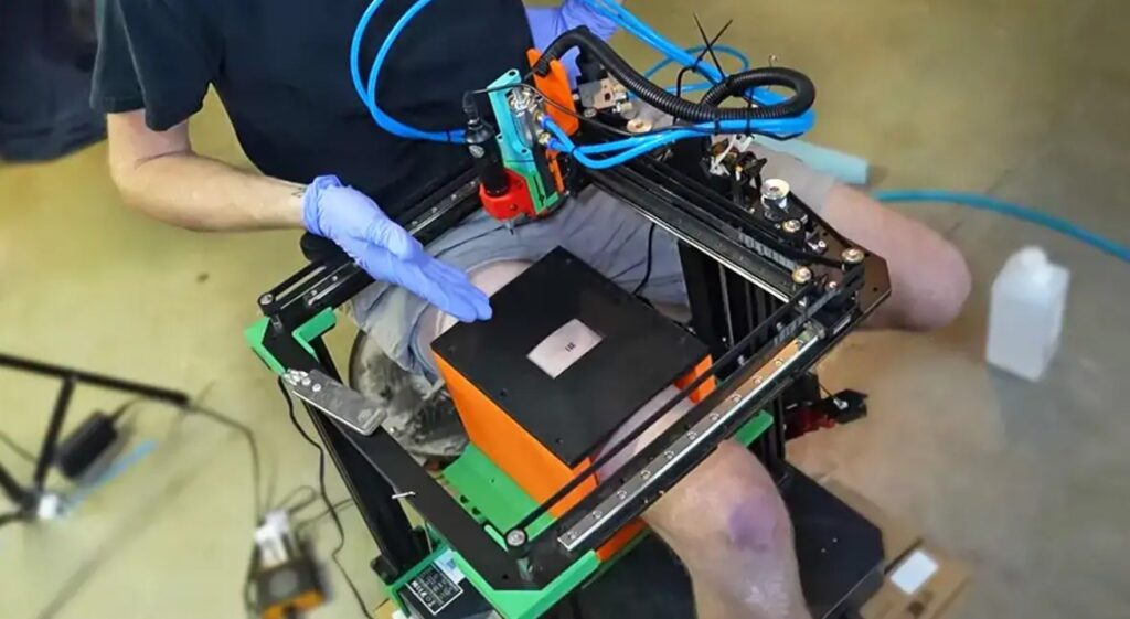 Tattooing with a 3D Printer. 3D printer for printing tattoos. Image source: zmescience.com. Tattooing with a 3D Printer. 3D printer for printing tattoos. Image source: zmescience.com. Photo.