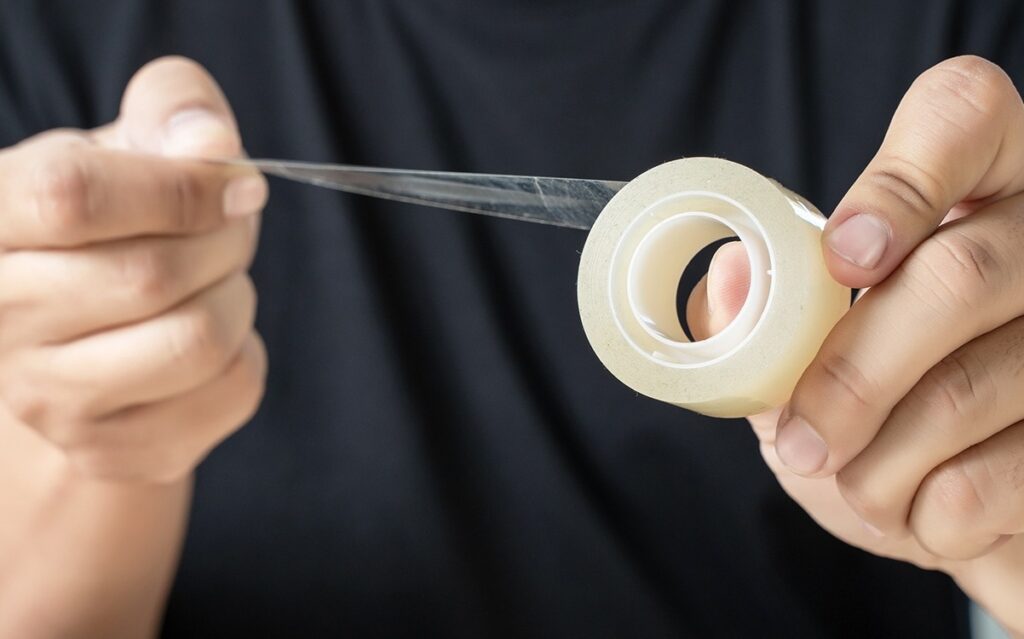Ordinary tape in the hands of a physicist becomes a generator of supersonic cracks. Image source: science.org