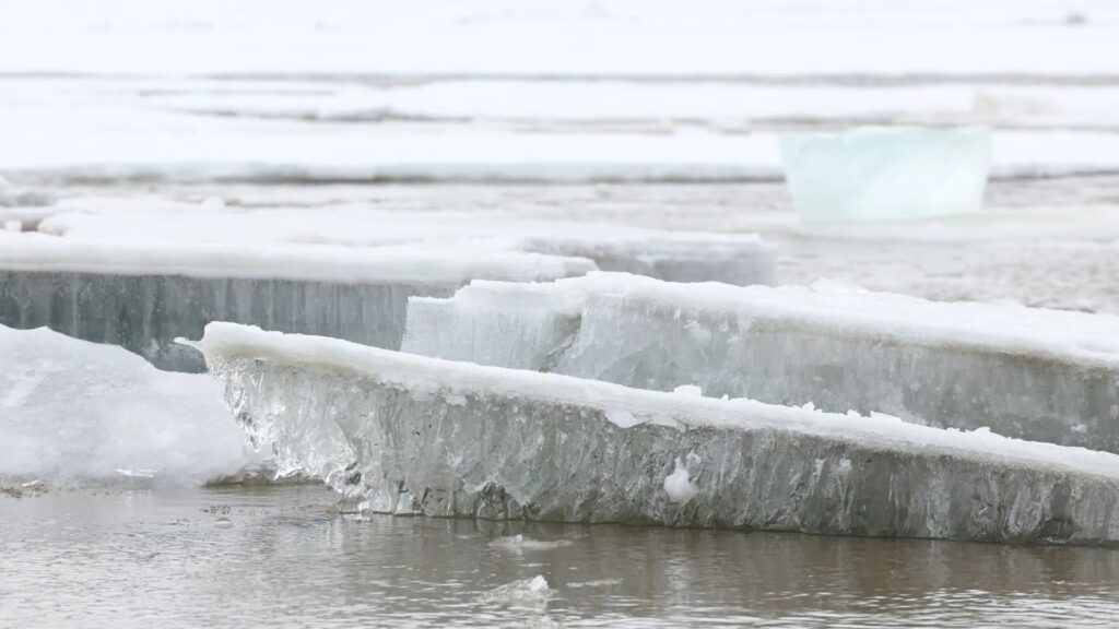 At the end of winter, when the sun intensifies and the thaw cycle begins, the ice structure changes and the risk of falling through grows rapidly. Image source: sever-press.ru