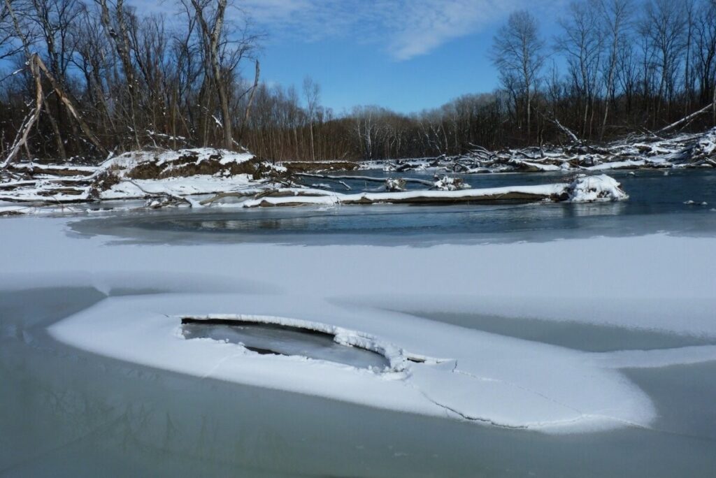 River ice is more dangerous than lake ice due to currents and localized "thin spots," and snow indeed acts as insulation both at the beginning and end of winter. Image source: dzen.ru