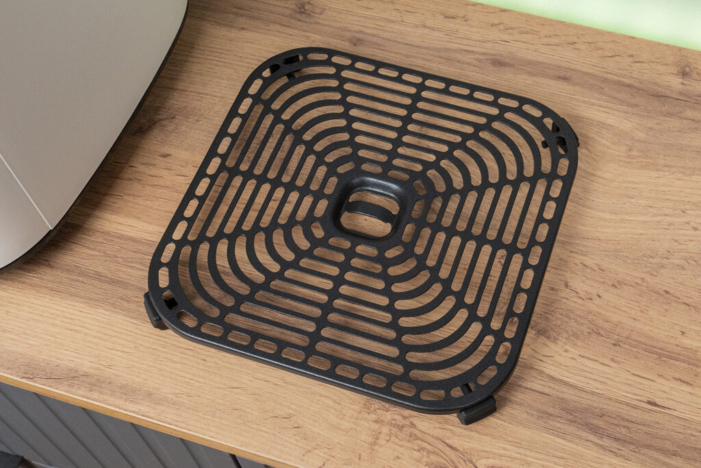 A rack for more frying options.