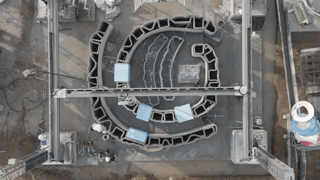 In essence, it's a full-fledged 3D printer, just a very large one. The working principle is the same — only the materials differ. Image: Onocom