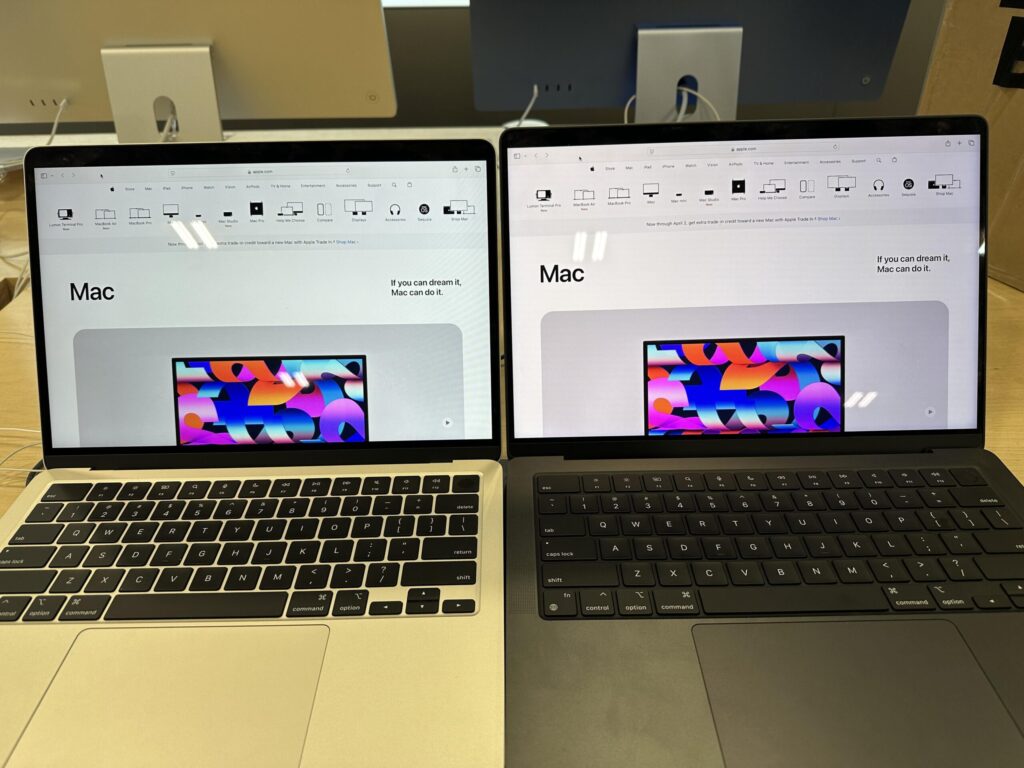 How the MacBook Pro 14 display differs from MacBook Air. The Pro's screen is brighter, and color accuracy is better. Image: reddit.com. Photo.