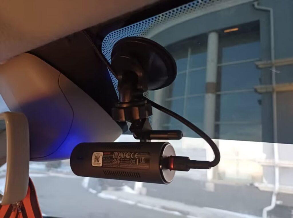 Affordable 70mai dash cam with night recording. The dash cam is compact and doesn't obstruct the windshield at all. Photo.
