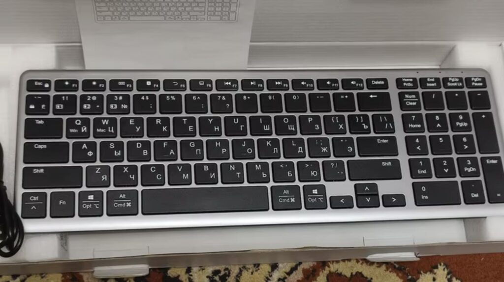 Convenient wireless keyboard for work. The keyboard can be connected in a convenient way. Photo.