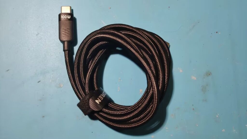 Powerful 240W USB-C cable. This cable can easily handle the fastest charging. Photo.