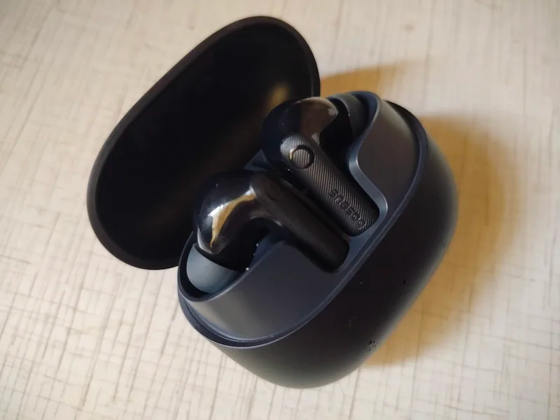 Affordable wireless headphones with noise cancellation. Simple headphones with noise cancellation. Photo.