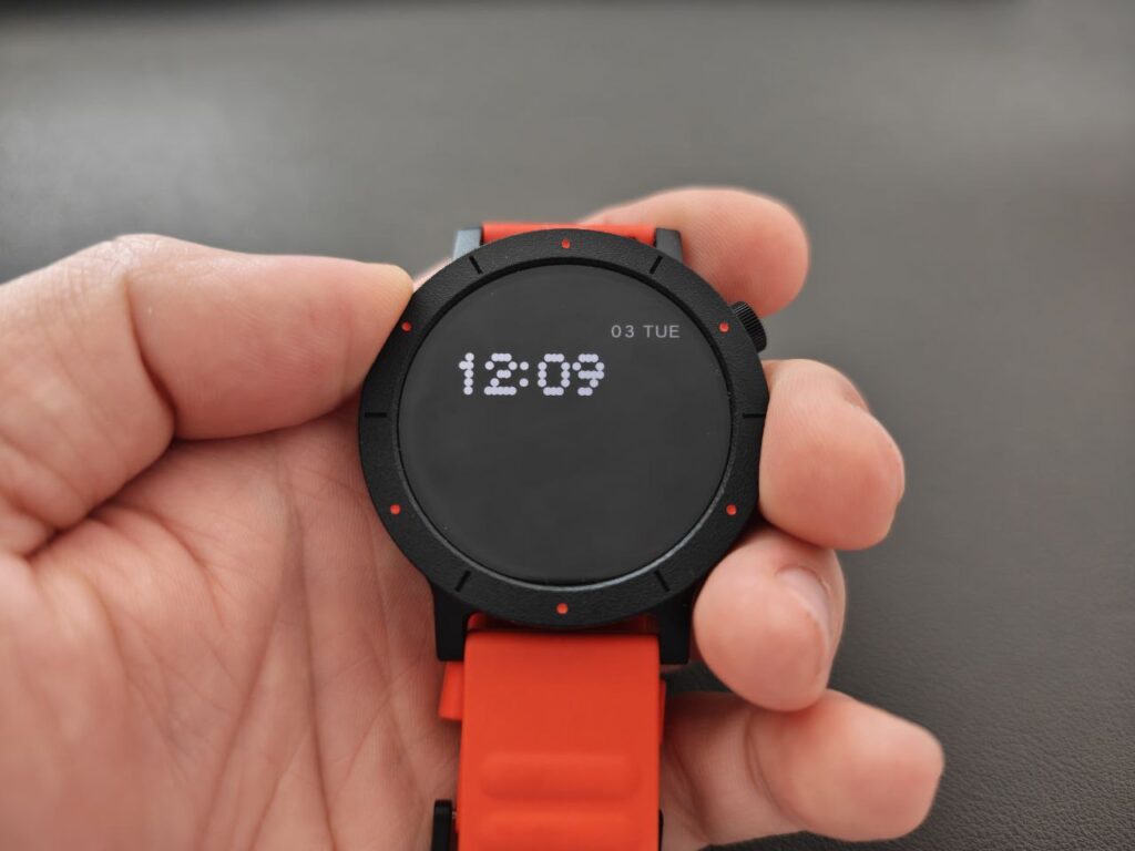 Недостатки CMF Watch 3 Pro. Информация о тренировке не отображается на экране постоянно — нужно его активировать. Workout information isn't displayed on screen permanently — you need to activate it
