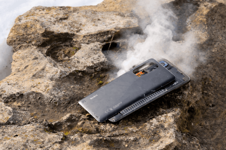 How a Cheap Cable Kills Your Smartphone Battery. Unstable current kills the battery slowly but surely. And then it leads to fire. Photo.