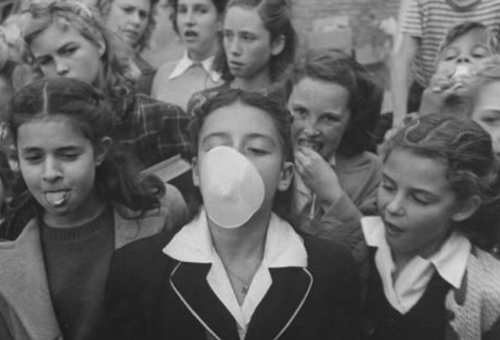 How Chewing Gum Appeared in the USSR, and What Children Made It From. Soviet children chewing gum. Image source: reddit.com. Photo.