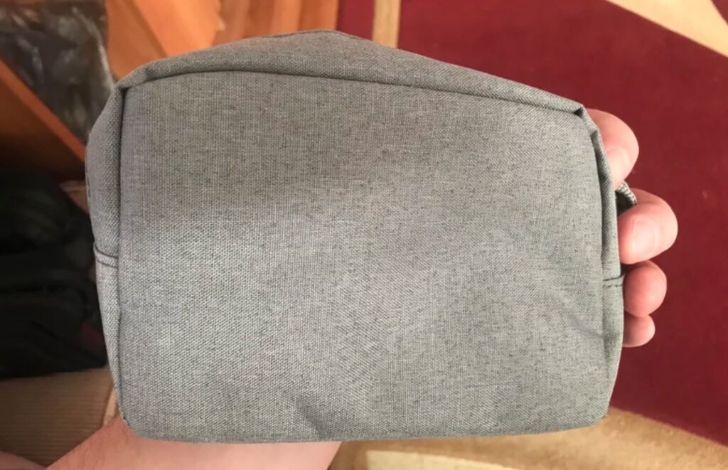 Organizer bag for cables and accessories. A cool little bag where you can store your gadgets. Photo.