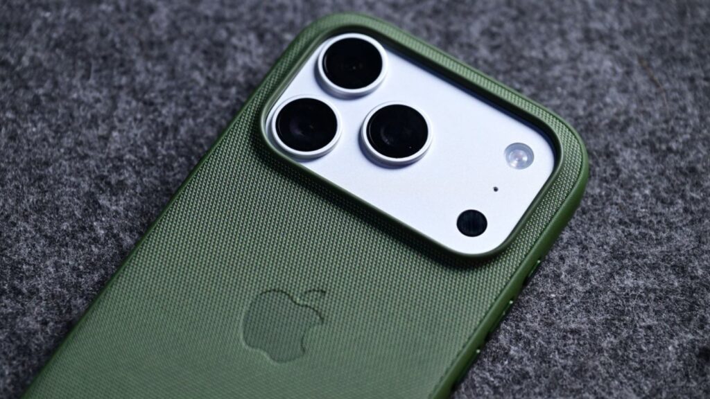 A case makes the iPhone heat up faster. Photo: appleinsider.com