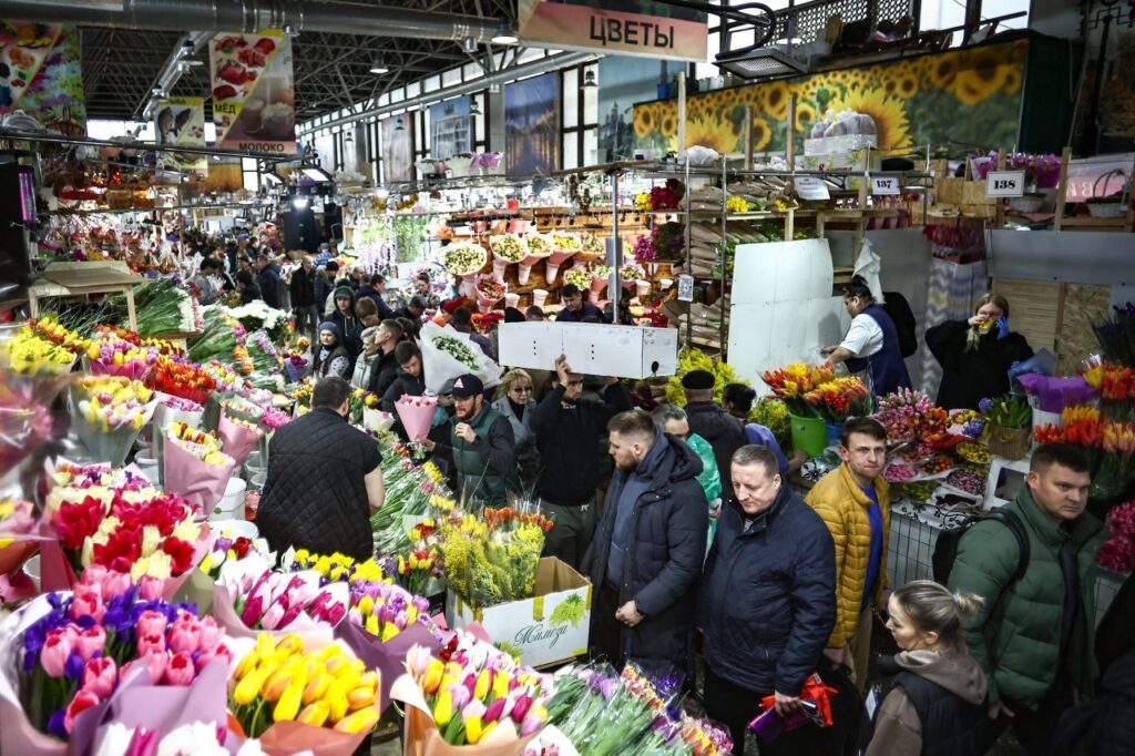 On March 8, flower shops are packed with crowds of men (and not only). Image source: sev.tv