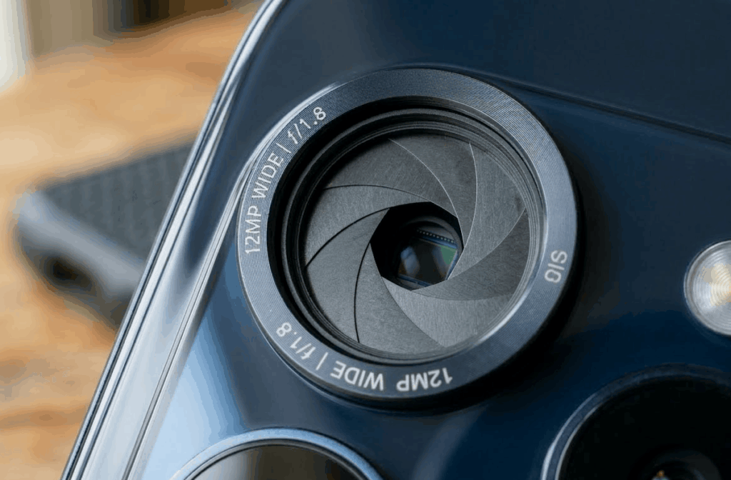 A full-fledged variable aperture in a smartphone camera still seems like science fiction. But progress in this direction is already happening, and the simplest solutions have started to appear. Though not where you'd want them.