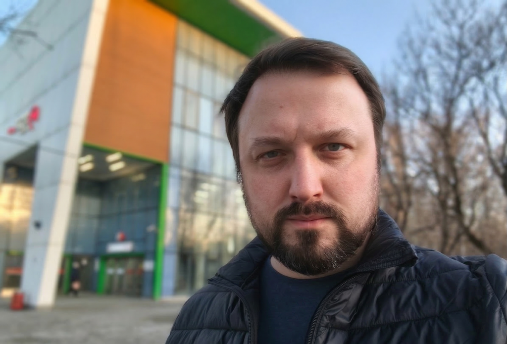And with background blur it looks like this. Yes, there are imperfections because it was shot on a smartphone with software blur. But you have to agree, even like this the image with blur looks more natural.