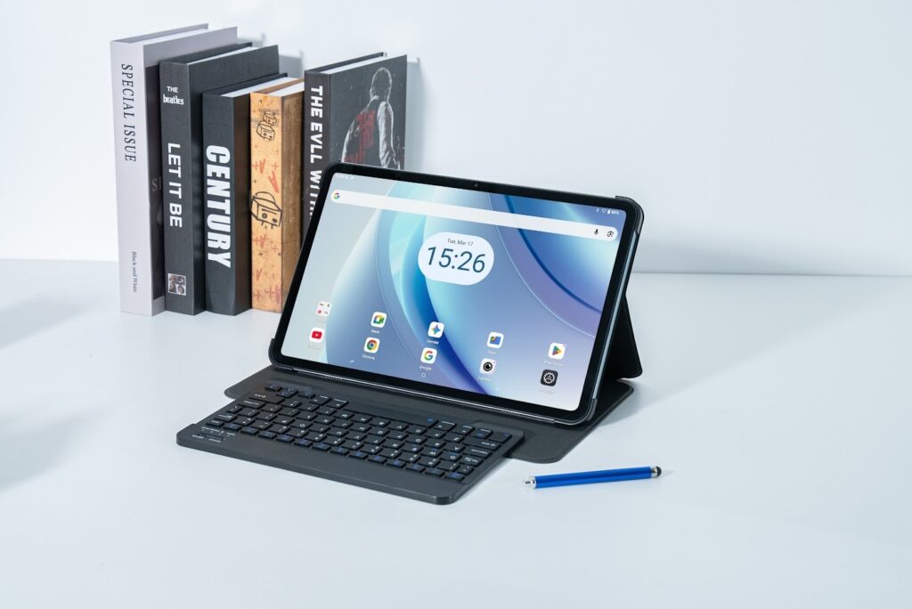 The tablet has an extended version with additional accessories. Photo.