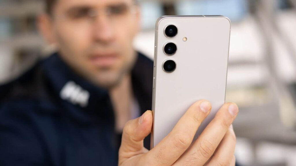Not only flagships will receive updates. Photo: phonearena.com