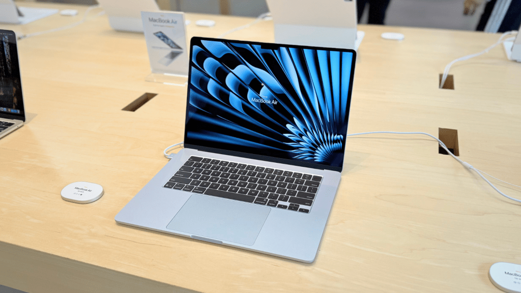 MacBook price comparison in a Russian electronics store