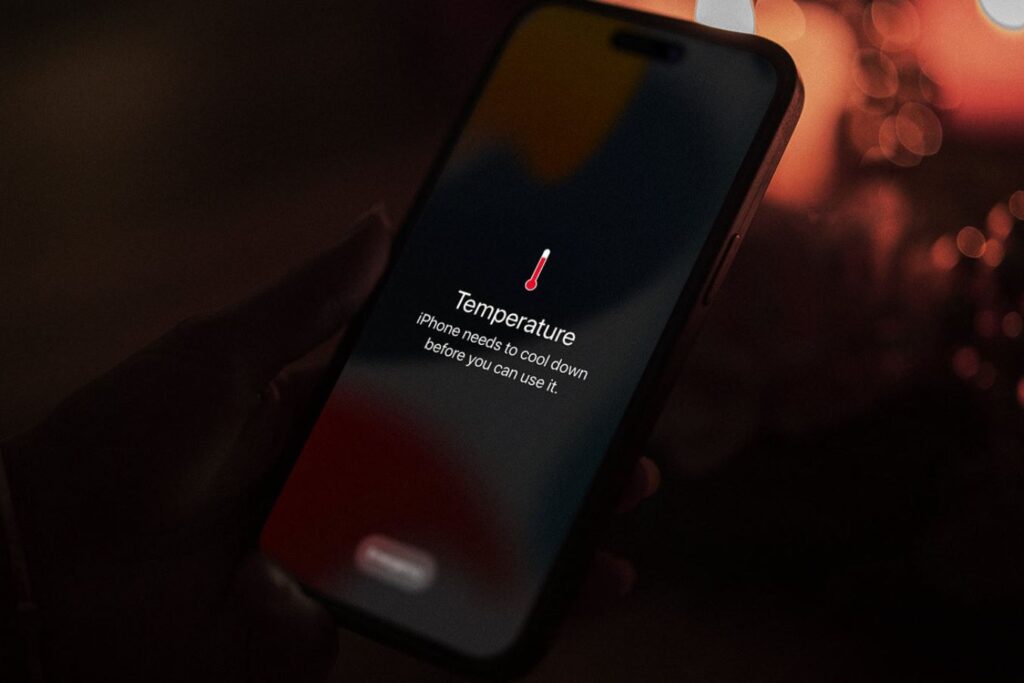 Можно ли заряжать телефон, если он перегрелся. iPhone не даст зарядиться, если перегрелся. Фото: nytstnd. iPhone won't let you charge if it's overheated. Photo: nytstnd