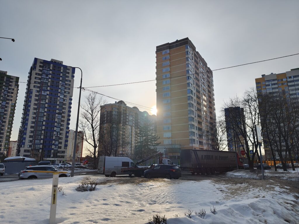 Daylight shooting — everything is excellent here. A good example of wide dynamic range. It was even painful to look toward the scene because of the bright sun. Photo.