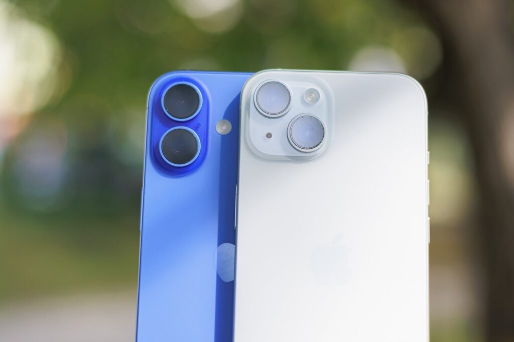 The only design difference is the camera placement. Image: phonearena.com