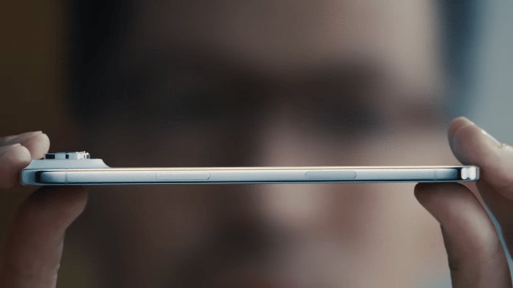 Чем отличается iPhone 17e от iPhone Air. 5,64 мм титана. Карточка «Мир» в кошельке и та толще. Изображение: macworld.com. 5.64 mm of titanium. A credit card in your wallet is thicker than that. Image: macworld.com