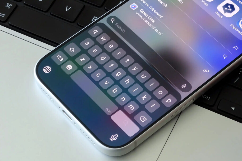 Ispravili li bystryj nabor na iPhone v iOS 26.4. Nadejus', chto na standartnoj klaviature teper' mozhno budet pechatat' takzhe bystro, kak na storonnih. Izobrazhenie: macworld.com. Foto.