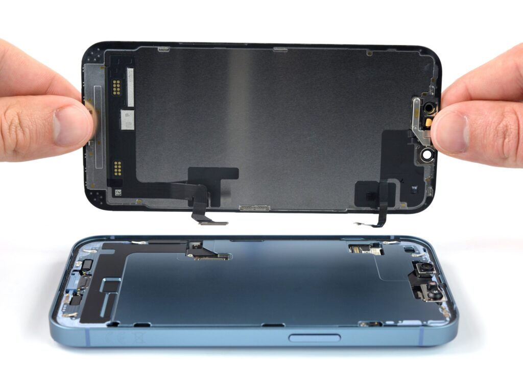 Screen replacement is a complex process that should only be trusted to professionals. Image: ru.ifixit.com
