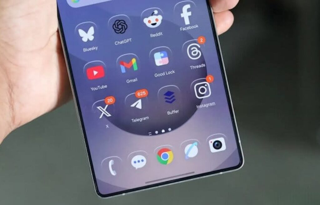 Liquid Glass на Android: почему это так плохо. Liquid Glass применяется даже в моделях именитых брендов, вроде Samsung. Не говоря уже о приложениях. Изображение: samlover.com. Liquid Glass is even being used by major brands like Samsung, not to mention apps. Image: samlover.com