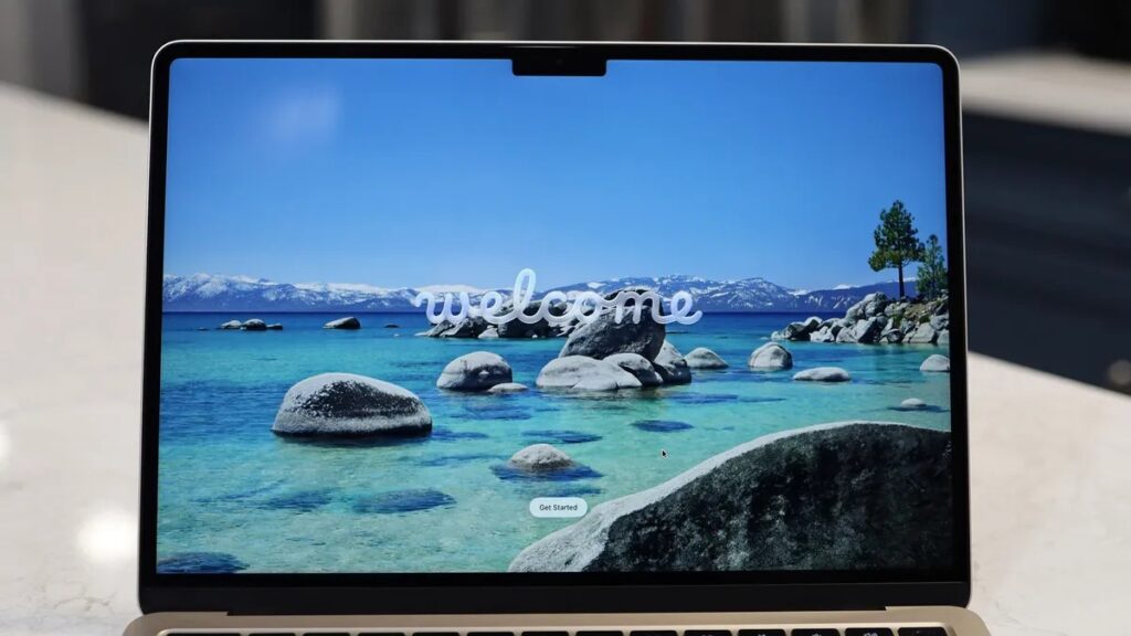 Display and battery life of MacBook Air M5. The display in MacBook Air M5, while not OLED, is very high quality. Image: techradar.com. Photo.