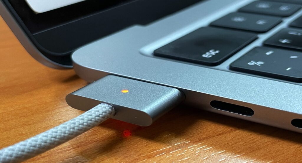 Now your MacBook will warn you if it's charging slowly. Image: macworld.com. Photo.