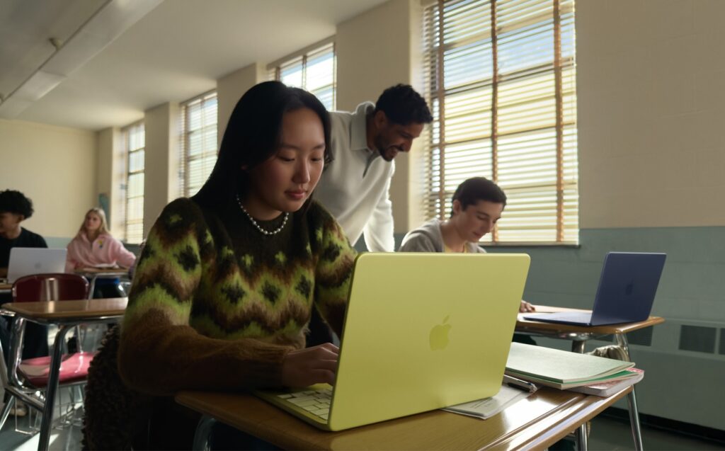 Кому стоит купить MacBook Neo. MacBook Neo идеально подходит для учебы. Изображение: Apple. MacBook Neo is ideal for studying. Image: Apple