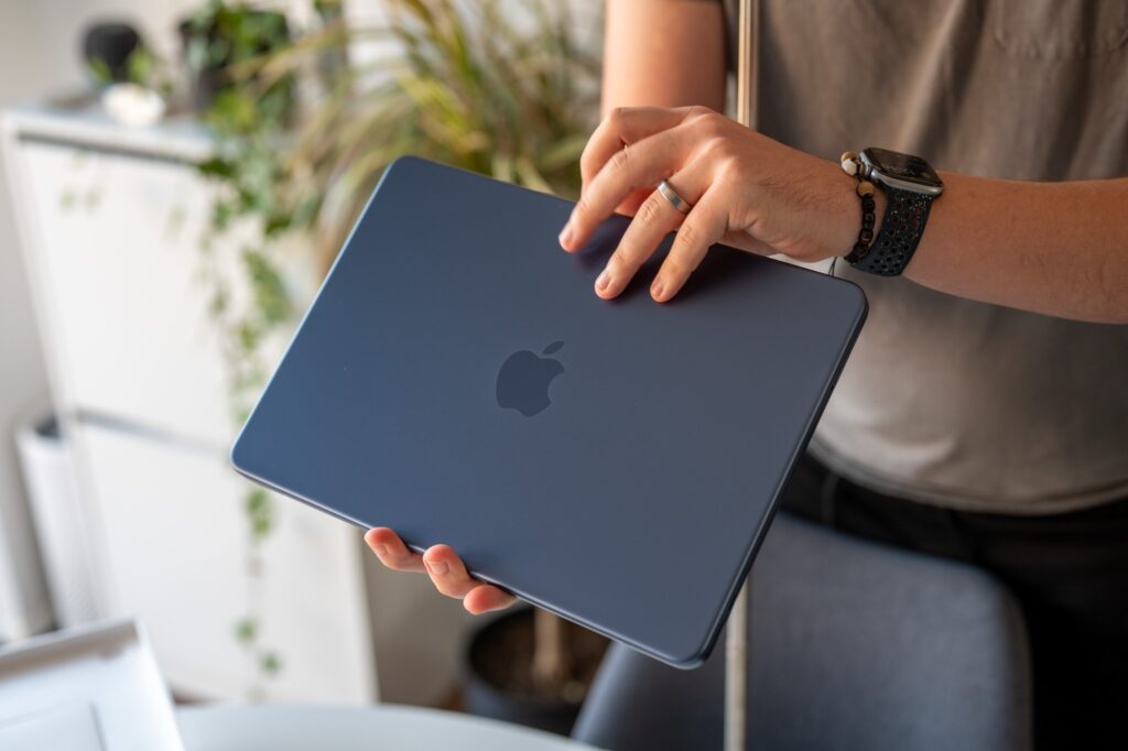 The gadget looks gorgeous in any of the available colors. Image: letemsvetemapplem.eu
