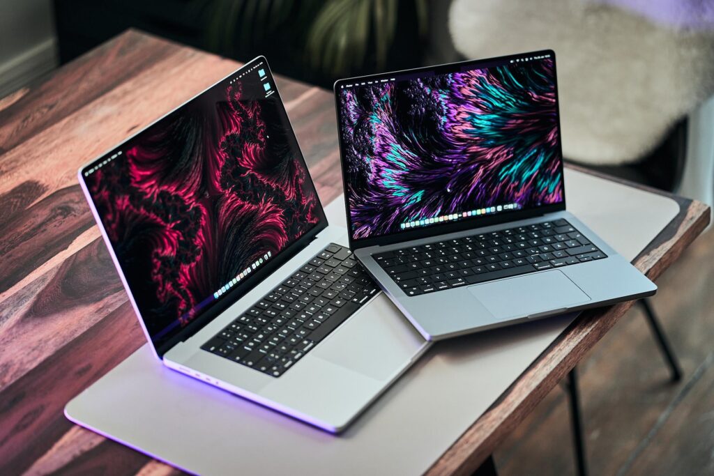 Deciding which MacBook Pro to choose. Image: reddit.com. Photo.