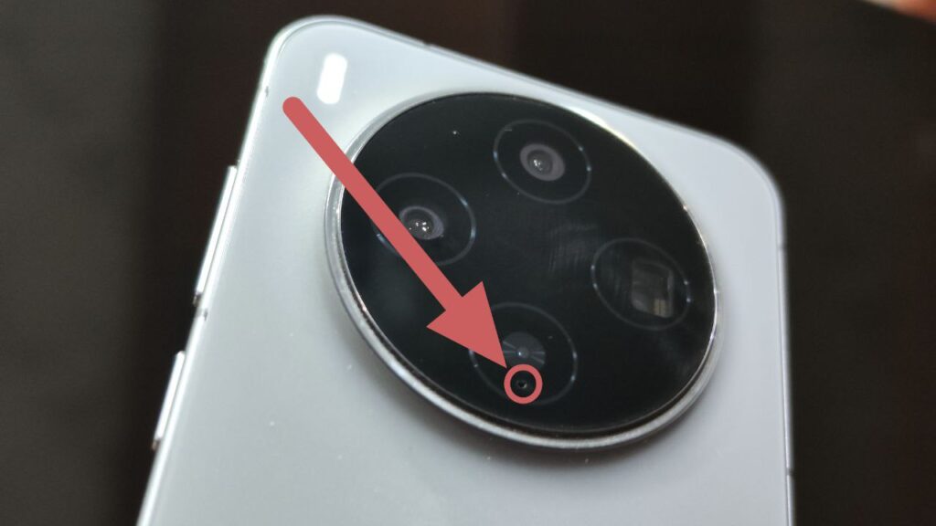 Video Microphone on a Smartphone. A microphone for video recording can be built into the camera module. Video Microphone on a Smartphone. A microphone for video recording can be built into the camera module. Photo.