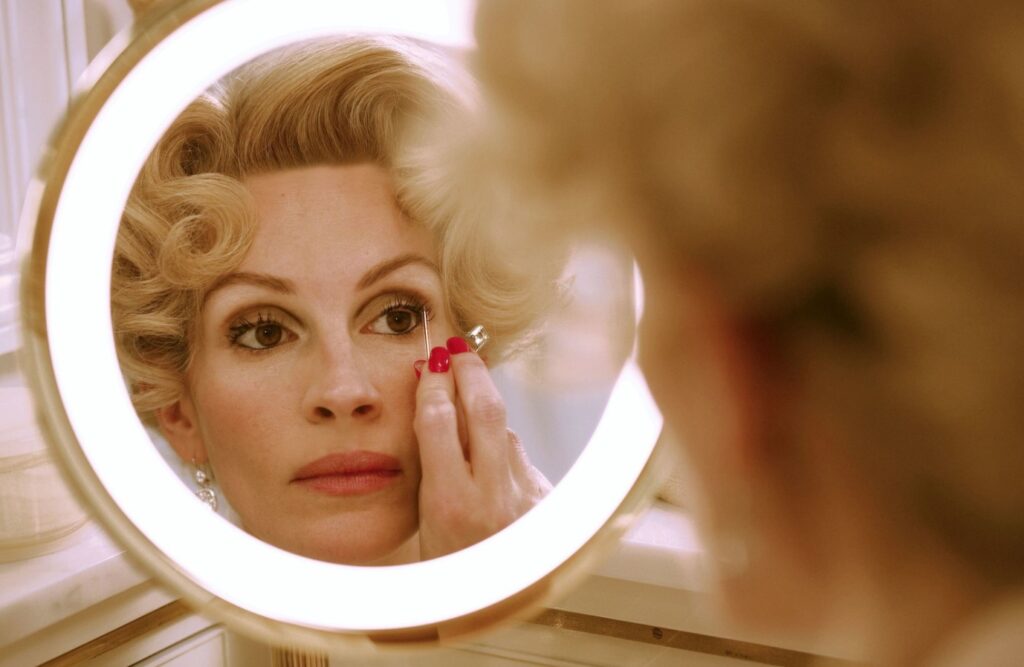 Why Does a Mirror Flip Left and Right, but Not Top and Bottom? All this time we didn't understand how a mirror works. A still from the movie 'Charlie Wilson's War'. Why Does a Mirror Flip Left and Right, but Not Top and Bottom? All this time we didn't understand how a mirror works. A still from the movie 'Charlie Wilson's War'.