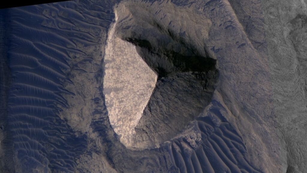 The Candor Tetrahedron — a Martian pyramid. Image source: sciencealert.com. Photo.