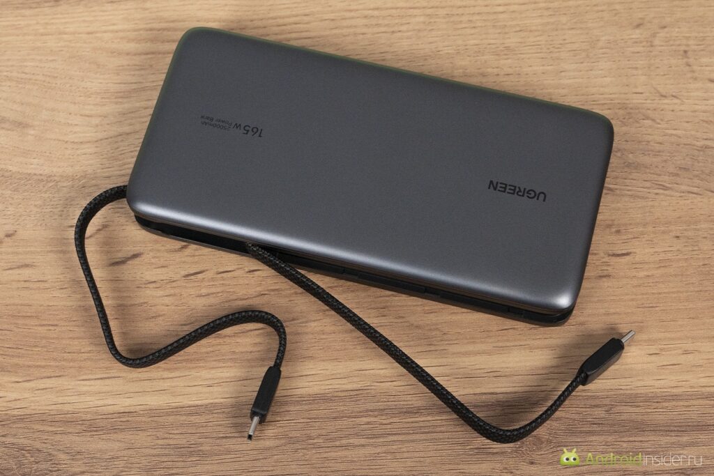 UGREEN Nexode PB552 — внешний аккумулятор для всего. Два кабеля уже встроены в корпус. Two cables are already built into the body.