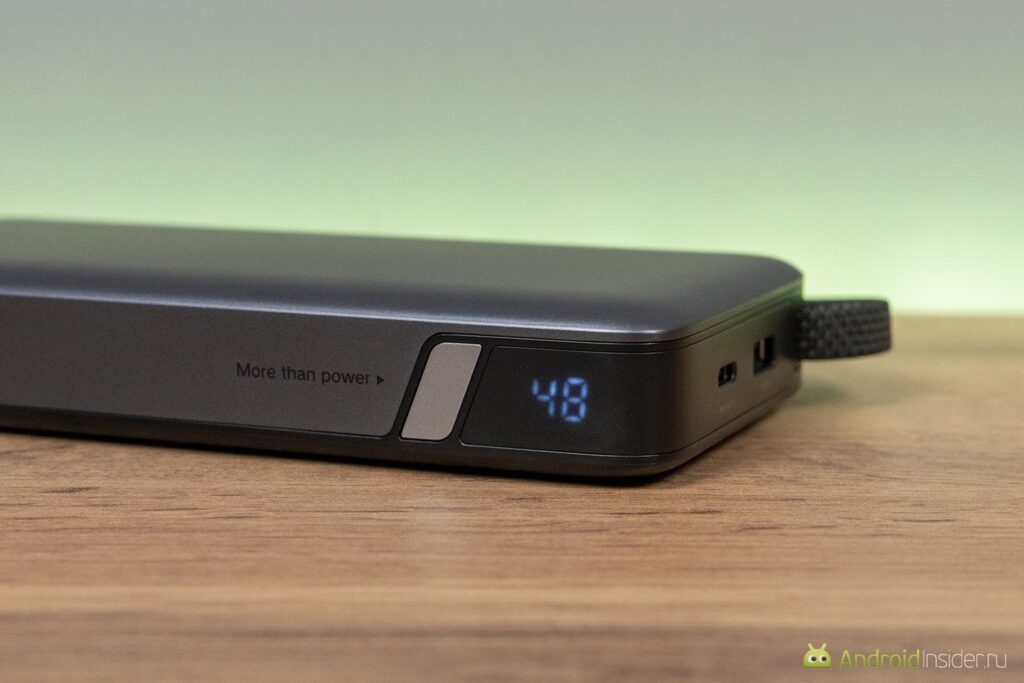 UGREEN Nexode PB552 — внешний аккумулятор для всего. Нажатием кнопки можно включить экран и посмотреть остаток заря By pressing the button, you can turn on the screen and check the remaining charge.