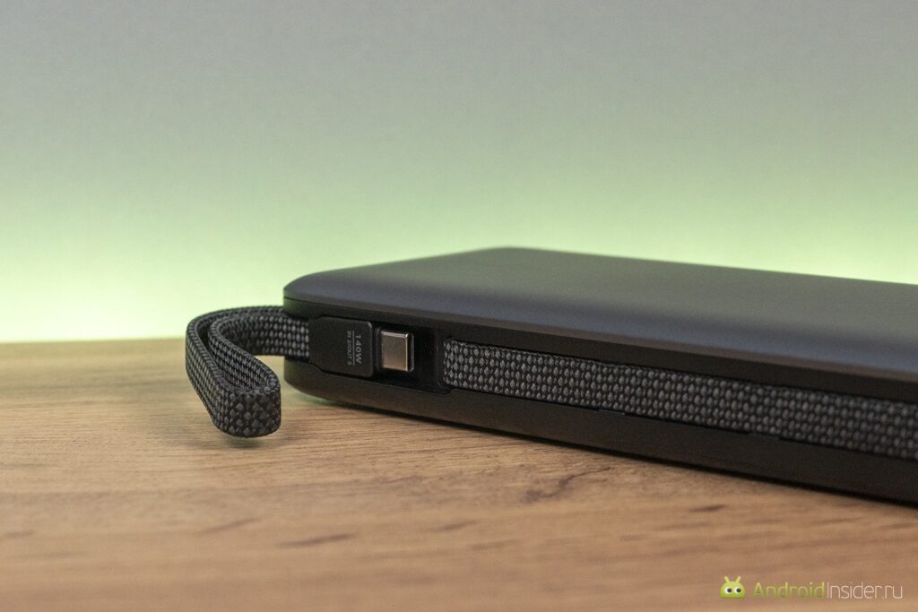 UGREEN Nexode PB552 — внешний аккумулятор для всего. В сложенном состоянии один из кабелей можно использовать как ремешок. Но без фанатизма. When folded, one of the cables can be used as a strap. But don't overdo it.