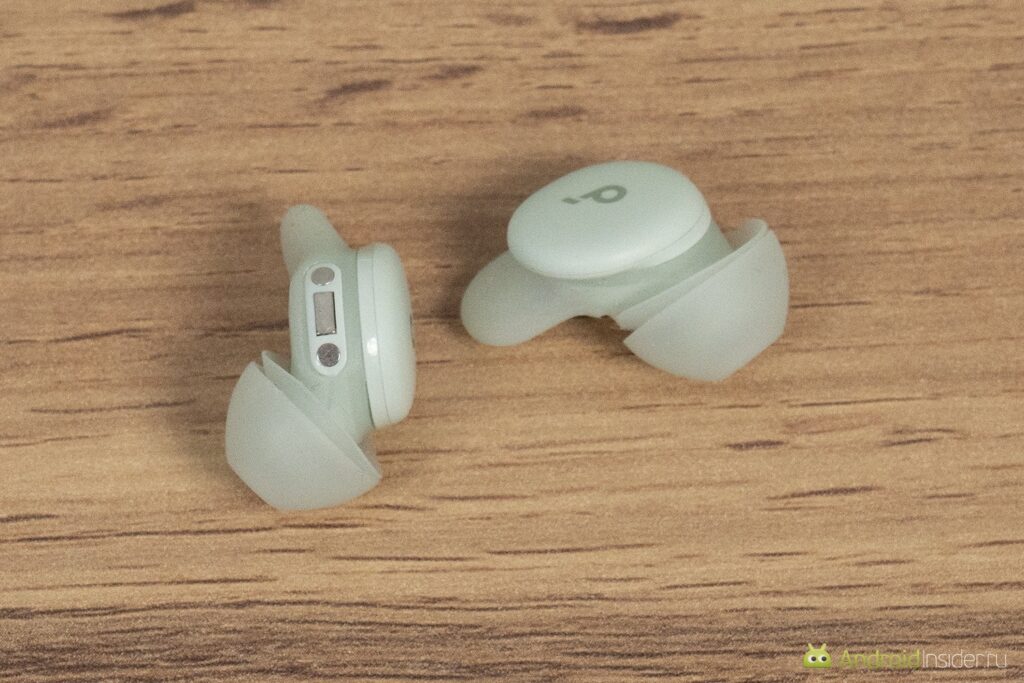 Not only batteries and drivers fit inside this compact body, but also two microphones.