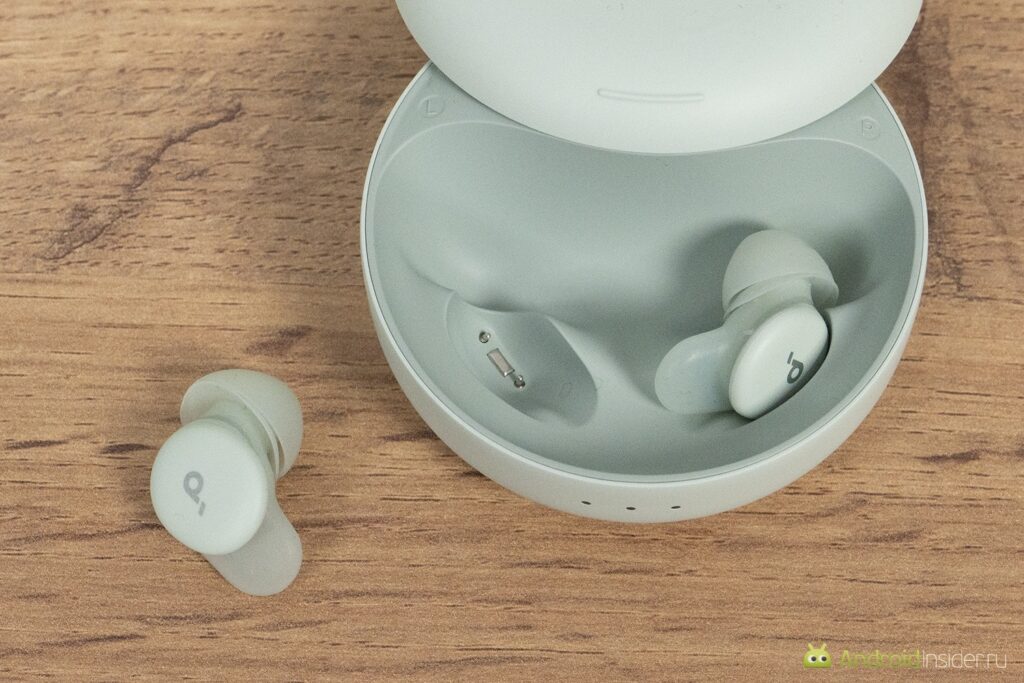 These flat earbuds can't be felt even when pressing your ear against a pillow or a tight helmet.