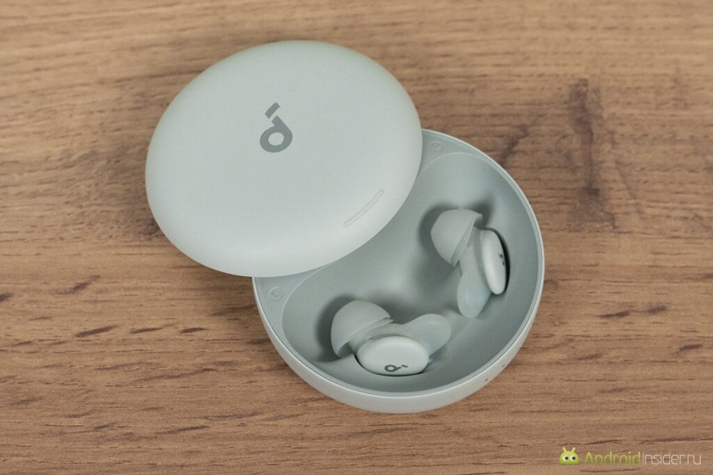 The case can detect that someone nearby is snoring and send a signal to activate masking sound.