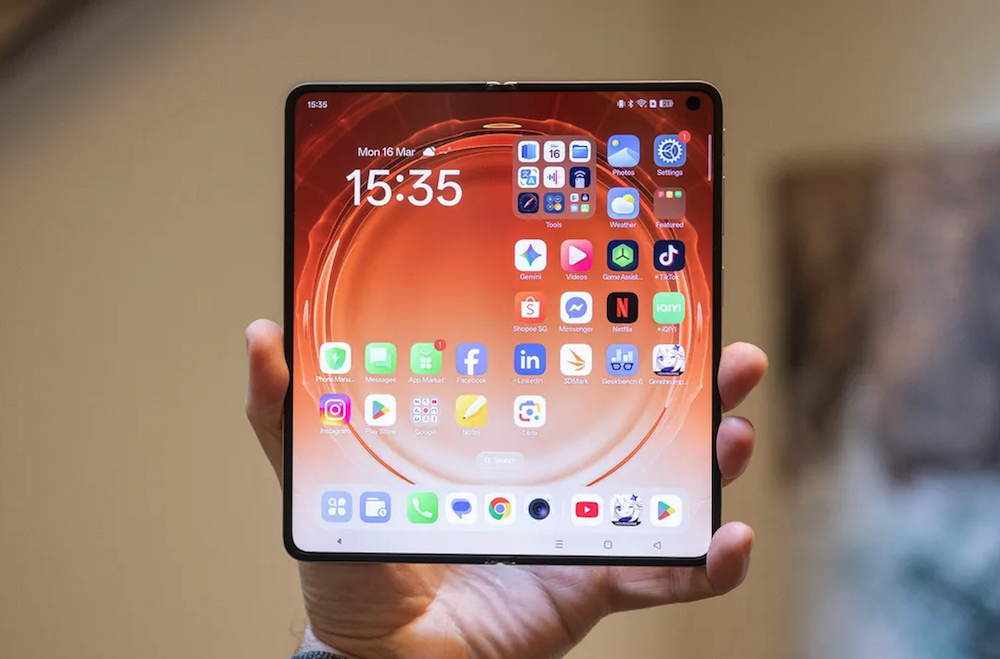Складной смартфон без складки на экране. Oppo сделала такой и троллит Samsung. Oppo Find N6 — первый смартфон без видимой складки на экране. Изображение: CNET. Oppo Find N6 — the first smartphone without a visible screen crease. Image: CNET