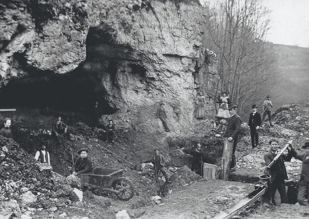 Excavations at Kesslerloch cave led by Jakob Heierli in 1903. Image source: popsci.com. Photo.