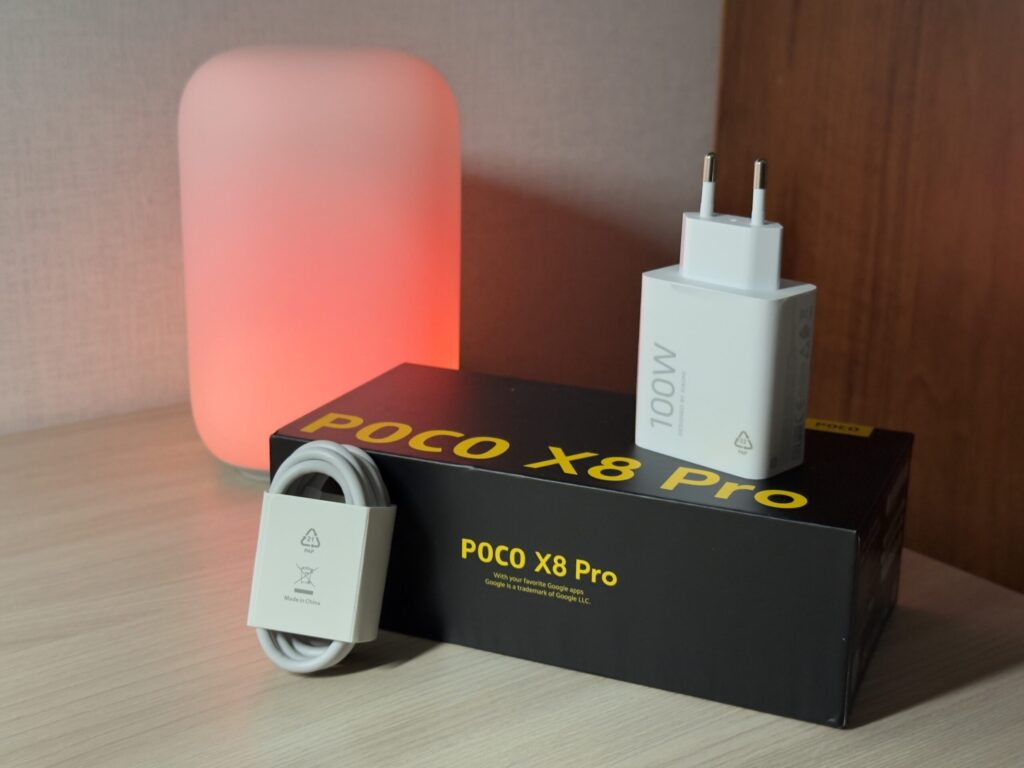Комплектация смартфона POCO. Зарядка в комплекте с телефоном — сегодня редкость. A charger included with the phone — a rarity these days