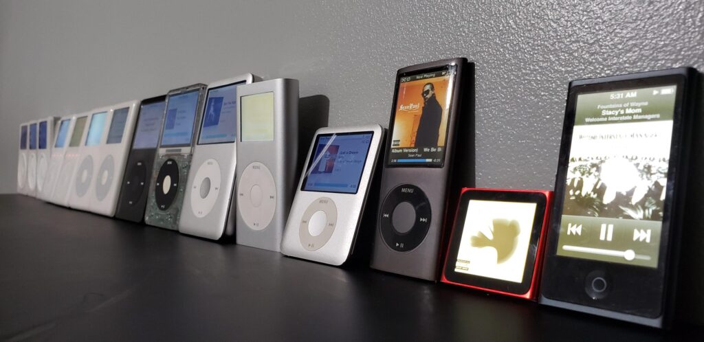 iPod Classic is easy to repair: a new back cover costs 1,500–2,000 rubles and can be replaced by hand. Image: Reddit