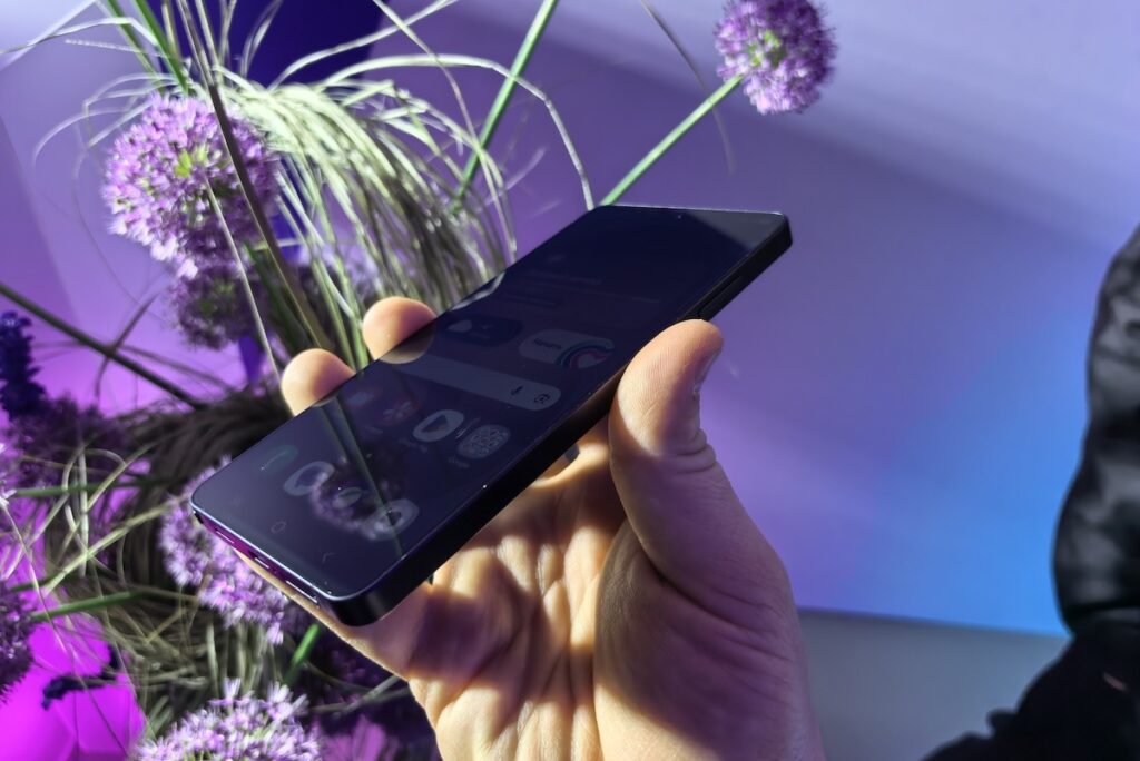 Is It Worth Buying Samsung Galaxy S26 Ultra. This kind of screen dimming isn't worth urgently upgrading your smartphone. Photo.