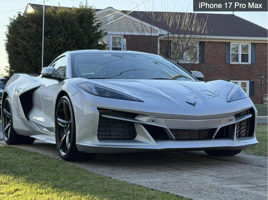 Cameras: iPhone 17 Pro Max and Galaxy S26 Ultra — 48 MP vs 200 MP. The iPhone seems to have overexposed the photo. Image: tomsguide.com.
