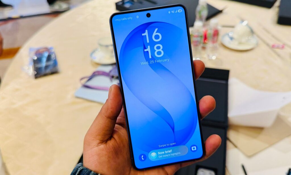 Galaxy S26 vs iPhone 17 Display: Which Is Better. The Galaxy screen may appear more vivid. Image: digitaltrends.com. Galaxy S26 vs iPhone 17 Display: Which Is Better. The Galaxy screen may appear more vivid. Image: digitaltrends.com. Photo.